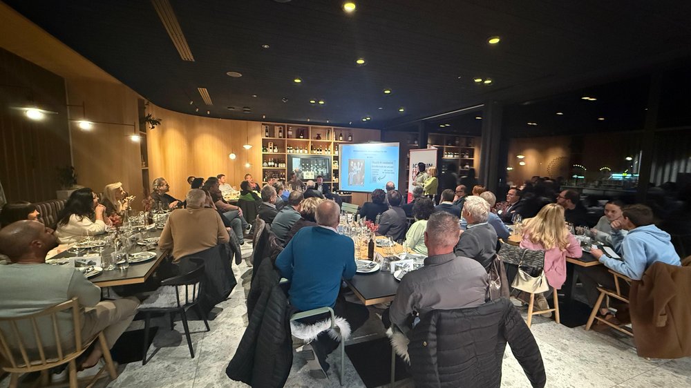 Home Menschen in einem Restaurant hören einer Präsentation auf einem Bildschirm zu