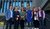 Home Gruppenfoto von 16 Personen vor einem modernen Gebäude