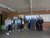 Home Gruppenfoto von 15 Personen in einem Raum mit Leinwand und Ziegelwand