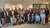 Home Gruppe von Männern und Frauen posiert für ein Foto in einem Innenraum