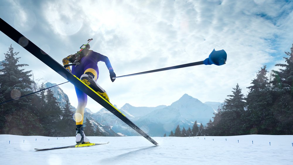 Home Skilangläufer in gelber und blauer Kleidung fährt auf Schneepiste mit Bergkulisse