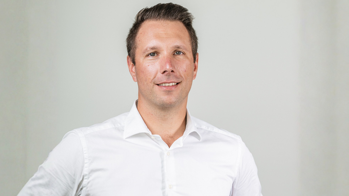 Mittelschule St. Martin in Passeier: Jugendliche entdecken Berufe im Handwerk und Gastgewerbe Porträt eines Mannes mit weißem Hemd vor neutralem Hintergrund