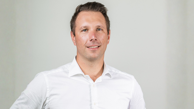 Home Porträt eines Mannes mit weißem Hemd vor neutralem Hintergrund