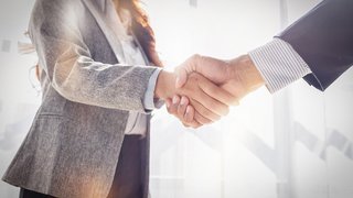 News Due persone d'affari si stringono la mano durante un incontro