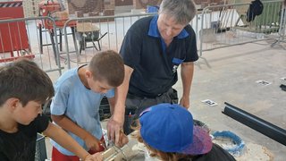 News Adulto insegna ai bambini a svolgere attività manuale in laboratorio