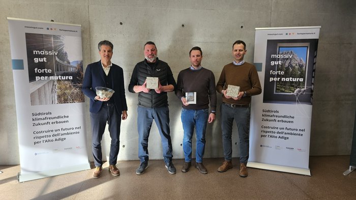 Initiative „massiv gut – forte per natura“ vorgestellt: Klimafreundliches und ressourcenschonendes Bauen Vier Männer präsentieren umweltfreundliche Baustoffe vor Betonwand und Bannern