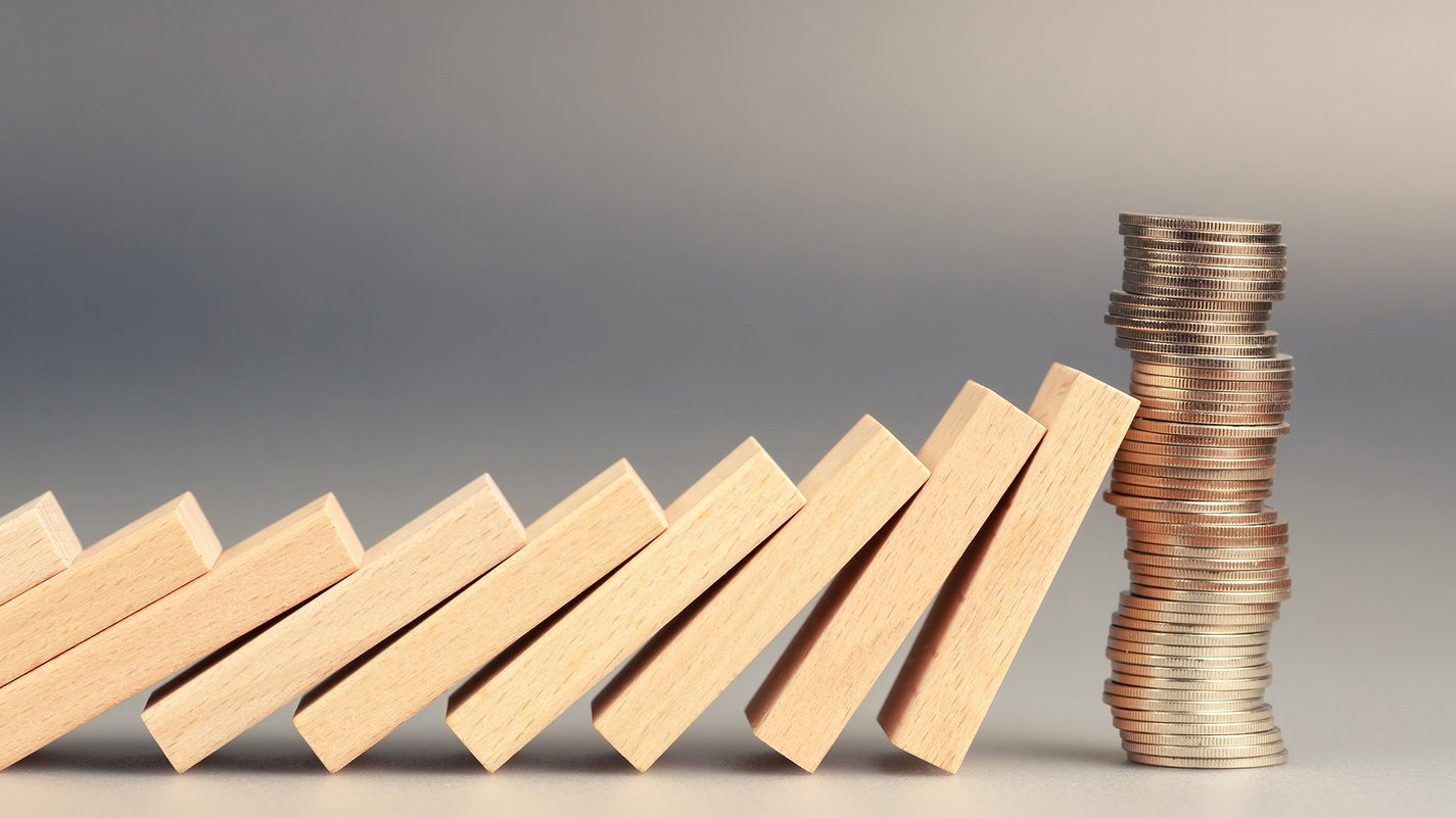 Home Dominosteine, die durch einen Münzturm blockiert werden