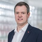 Tirocini in azienda Ritratto di un uomo con camicia bianca e giacca scura su sfondo sfocato