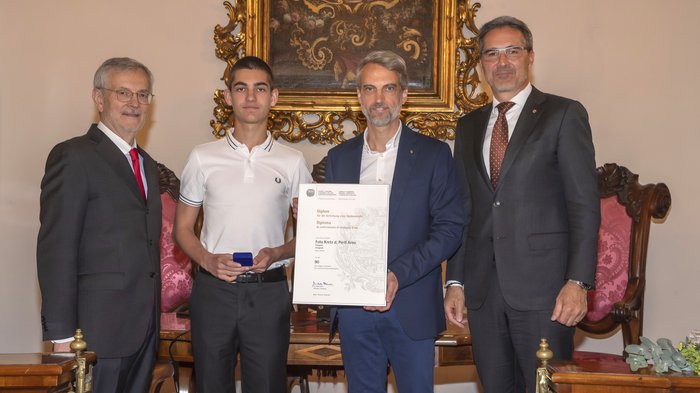 Südtiroler Wirtschaftspreis: Viel Ehre für das Handwerk Vier Männer in formeller Kleidung bei einer Auszeichnung mit Urkunde und Medaille