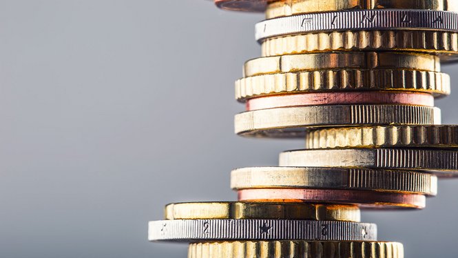 Home Nahaufnahme von gestapelten Euro-Münzen vor grauem Hintergrund