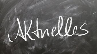 Manifestazioni Lavagna nera con la scritta bianca Aggiornamenti