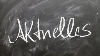 Home Schwarze Tafel mit dem weißen Schriftzug Aktuelles