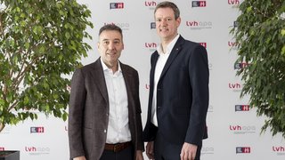 News Zwei Männer in Anzügen posieren vor einem LVH-Sponsor-Hintergrund mit Pflanzen