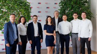 News Otto persone posano davanti a uno sfondo con logo lvhapa e Generation H