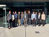 Home Gruppe von elf Personen vor einem Gebäude mit der Nummer 18