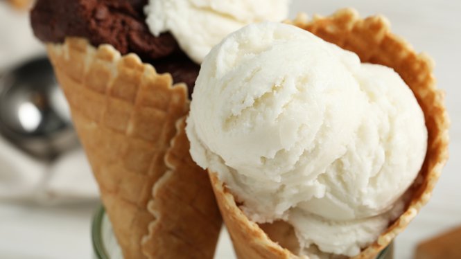 Home Zwei Waffel-Eistüten mit Vanille- und Schokoladeneis