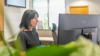 Home Frau arbeitet konzentriert am Computer im Büro