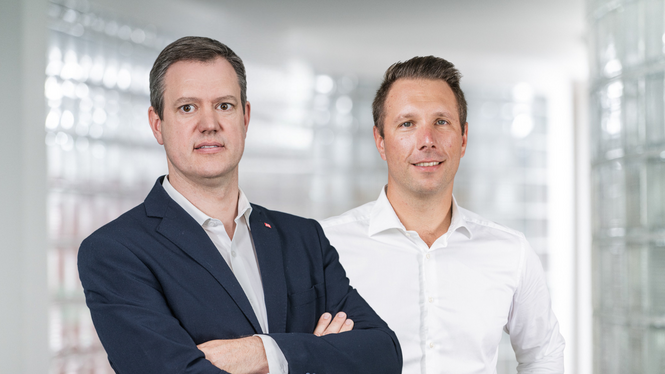 Home Zwei Männer in formeller Kleidung in einem modernen Büro