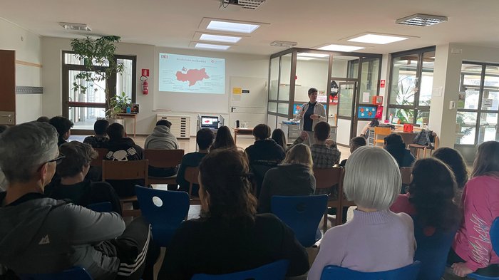 Orientamento professionale a Parcines: i giovani scoprono l'artigianato e l'ospitalità Gruppo di persone ascolta una presentazione in una stanza luminosa