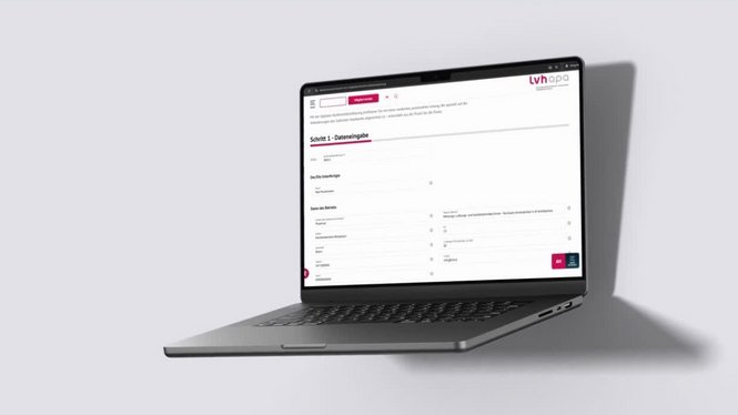 Home Laptop mit geöffneter Webseite zur Dateneingabe auf hellem Hintergrund