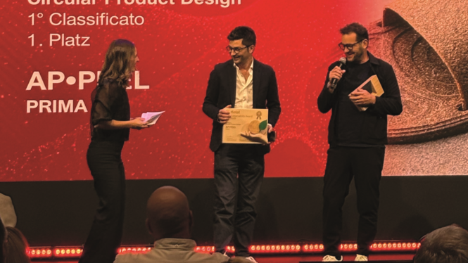 Home Zwei Männer erhalten auf einer Bühne einen Preis für Circular Product Design