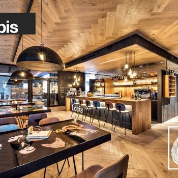 Lobis Pavimenti Locale moderno con mobili in legno e tavoli decorati nel bar Lobis