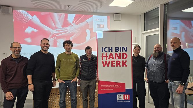Home Gruppe von acht Personen steht neben einem Banner mit der Aufschrift Ich bin Handwerk