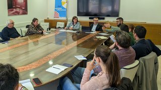 News Persone in una sala riunioni durante una conferenza intorno a un tavolo