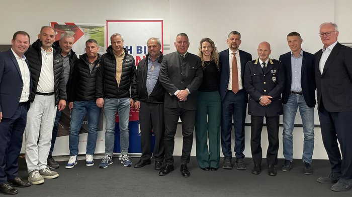 Lust auf Berufe im Handwerk und Gastgewerbe Gruppe von zwölf Menschen in formeller und legerer Kleidung posiert gemeinsam in Innenraum