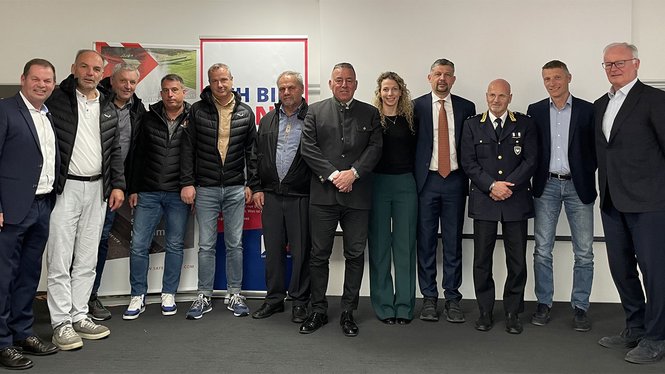 Home Gruppe von zwölf Menschen in formeller und legerer Kleidung posiert gemeinsam in Innenraum