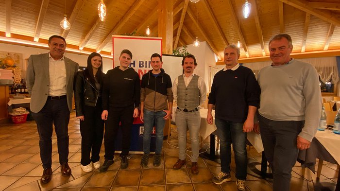 Mittelschule „Carl Wolf“: Einblicke in die Welt der Berufe im Handwerk und dem Gastgewerbe Sieben Personen stehen in einem Raum mit Holzdach und Lampen, Gruppenfoto