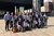 Home Gruppenfoto von 19 Menschen vor modernem Gebäude mit Kunstwerk