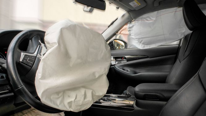 Home Geöffnete Airbags im Inneren eines Autos auf Fahrer- und Beifahrerseite