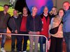 Home Gruppenfoto von acht Personen in einer Sternwarte vor einem großen Teleskop