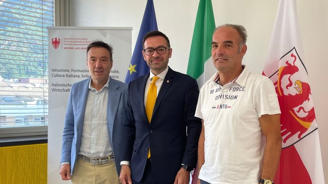 Home Drei Männer stehen vor EU-, italienischen und Südtiroler Flaggen