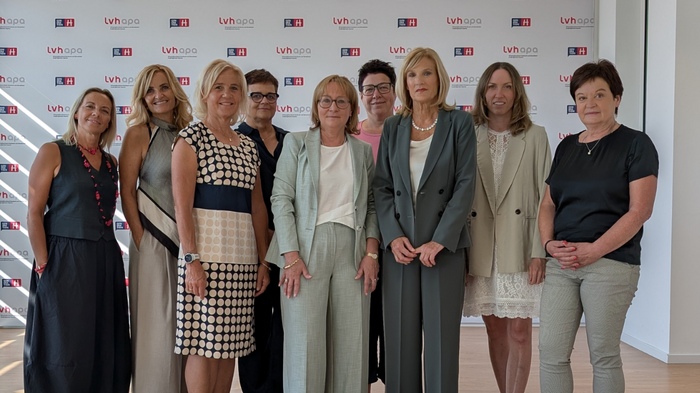 Mittelschule „Carl Wolf“: Einblicke in die Welt der Berufe im Handwerk und dem Gastgewerbe Acht Frauen posieren vor einer Sponsorenwand für ein Gruppenfoto