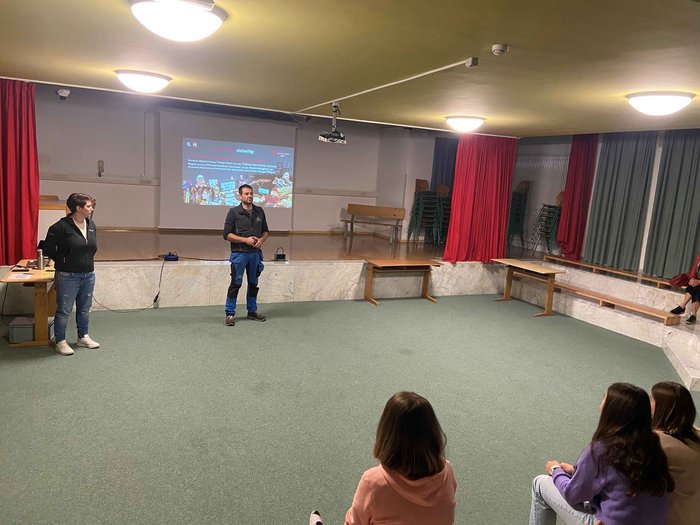 Mittelschule St. Martin in Passeier: Jugendliche entdecken Berufe im Handwerk und Gastgewerbe Menschen sitzen und hören einem Vortrag in einem kleinen Konferenzraum zu