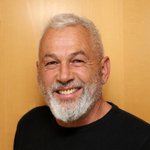 Unterland Porträt eines älteren Mannes mit weißem Bart und kurzem Haar, lächelnd