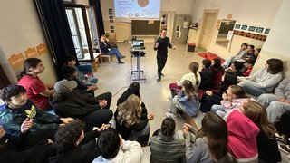 News Gruppe Jugendlicher hört im Klassenzimmer einer Präsentation zu