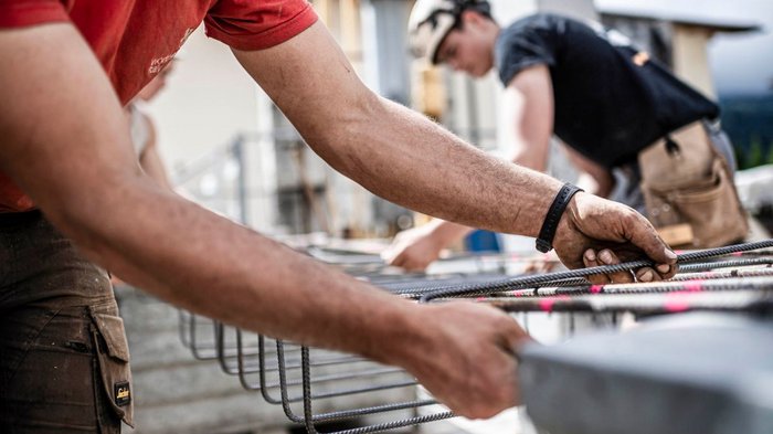 Junghandwerker im lvh und HGJ präsentieren praktische Berufe in Meran Bauarbeiter verlegen Stahlbewehrung auf einer Baustelle
