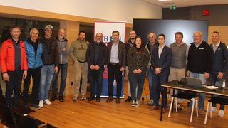 News Foto di gruppo di 14 persone in un ambiente interno moderno durante un evento