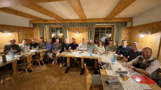 Home Gruppe von Menschen an einem langen Tisch in einem rustikalen Restaurant