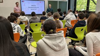 News Schüler hören Vortrag über Handwerksberufe im Klassenzimmer