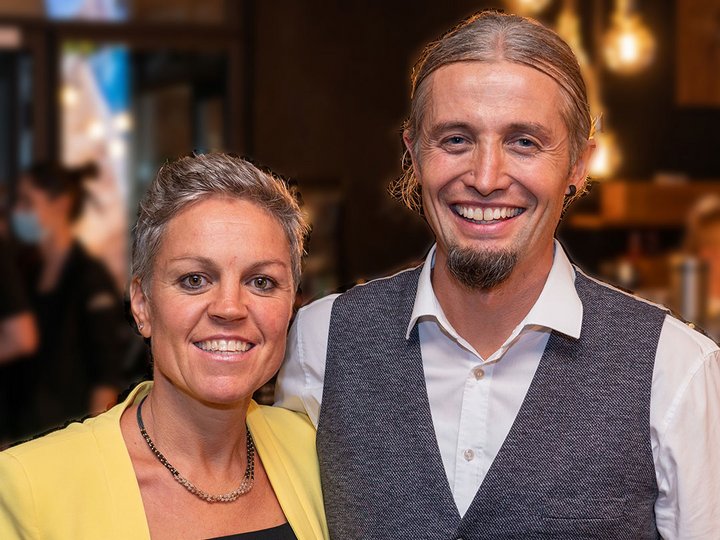 Lobis Pavimenti Due persone sorridenti in abbigliamento formale in un interno