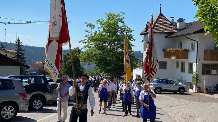 L’orgoglio degli Artigiani Anziani in scena a Verano Sfilata tradizionale con persone in costumi e bandiere sotto il sole