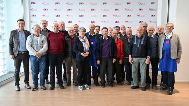 Home Gruppenfoto von älteren Menschen vor einer Wand mit LVH-Logo