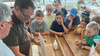 News Bambini e adulti imparano la lavorazione del legno in una bottega