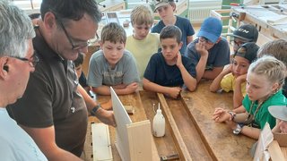 News Kinder und Erwachsene lernen Holzarbeit in einer Werkstatt
