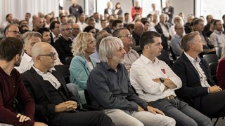 News Pubblico che ascolta attentamente una presentazione in una sala conferenze