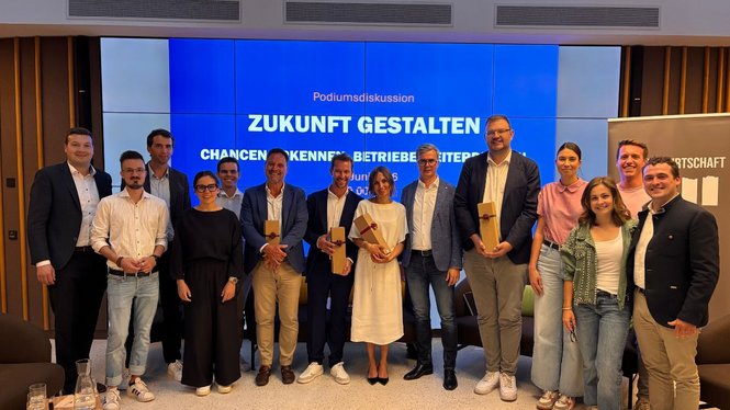 Home Gruppe von Menschen bei Podiumsdiskussion vor Bildschirm mit Zukunft gestalten